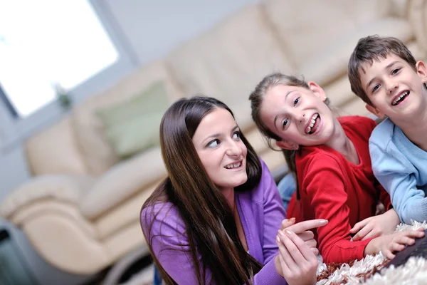 Gelukkige jonge familie plezier thuis — Stockfoto