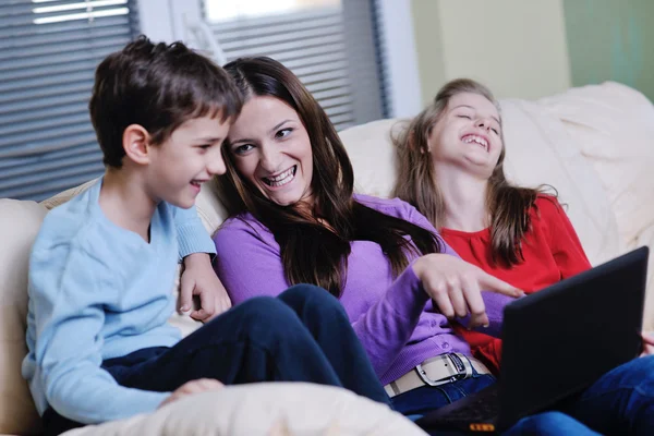 Щаслива молода сім'я розважається вдома — стокове фото