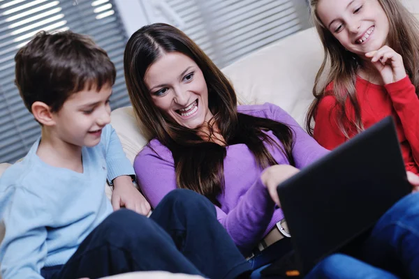 Glad ung familj har roligt hemma — Stockfoto