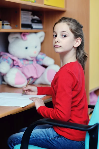 Dziewczyna odrabia lekcje — Zdjęcie stockowe