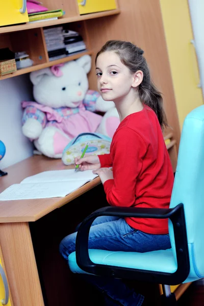 Lány házi feladatot csinál — Stock Fotó