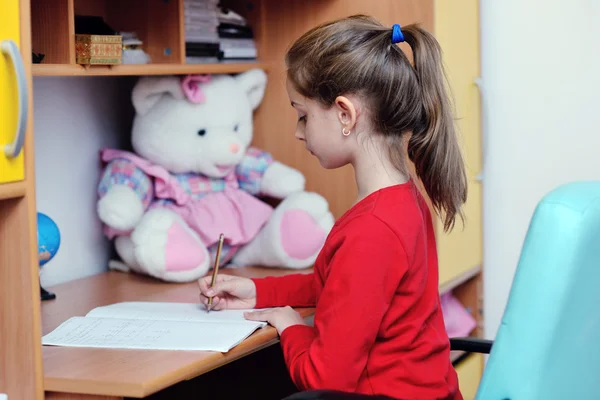 Meisje doet huiswerk — Stockfoto