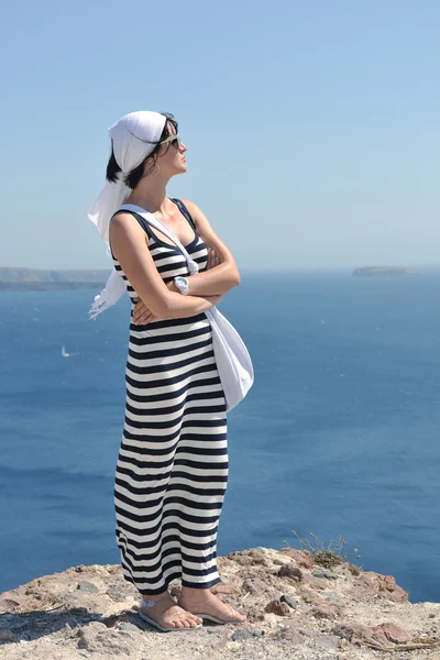 ギリシャのサントリーニ島オアの街のギリシャ人女性 — ストック写真
