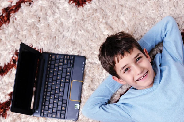 Rapaz feliz em casa relaxar — Fotografia de Stock