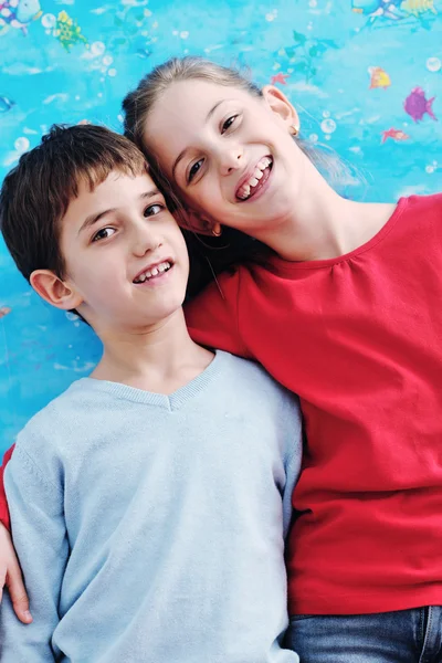 Portrait of happy brother and sister at home — Stock Photo, Image