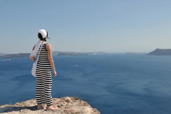 Mujer griega en las calles de Oia, Santorini, Grecia —  Fotos de Stock