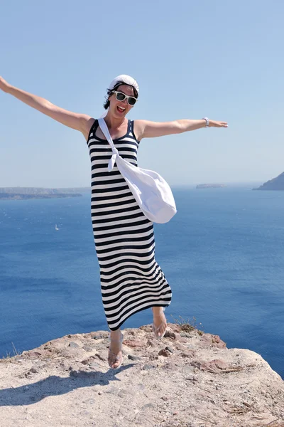 Mujer griega en las calles de Oia, Santorini, Grecia —  Fotos de Stock