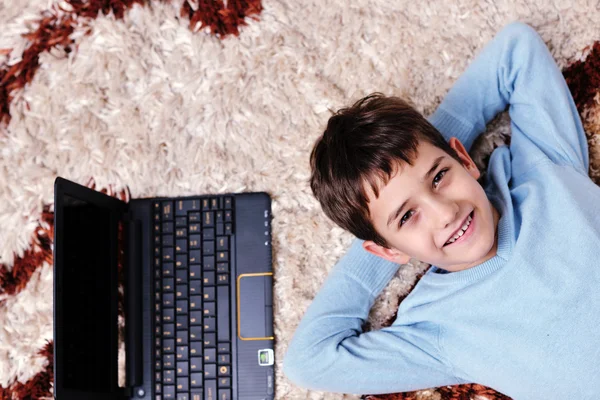 Lycklig pojke hemma koppla av — Stockfoto