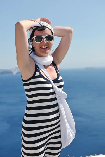 Femme grecque dans les rues d'Oia, Santorin, Grèce — Photo