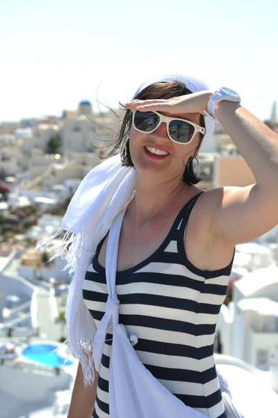Görög nő Oia utcáin, Santorini, Görögország — Stock Fotó