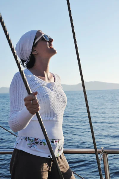 Griekse vrouw op straat in Oia, Santorini, Griekenland — Stockfoto