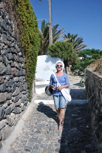 Görög nő Oia utcáin, Santorini, Görögország — Stock Fotó