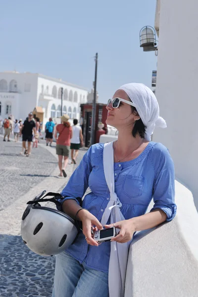 Yunan kadın Oia, Santorini, Yunanistan sokaklarında — Stok fotoğraf
