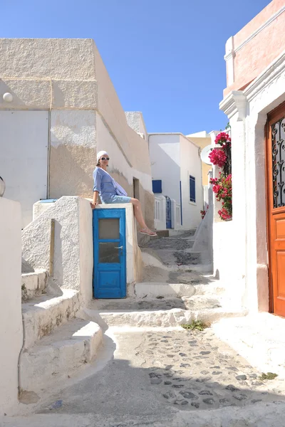 Femme grecque dans les rues d'Oia, Santorin, Grèce — Photo