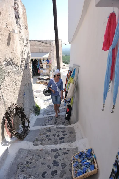 Ελληνίδα στους δρόμους της Οίας, Σαντορίνη, Ελλάδα — Φωτογραφία Αρχείου