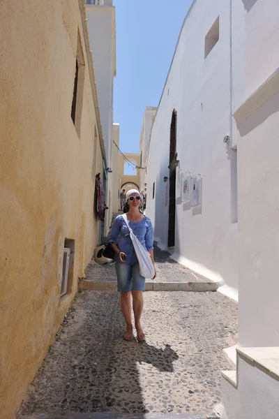 Femme grecque dans les rues d'Oia, Santorin, Grèce — Photo