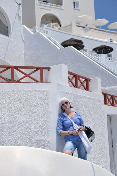 Griekse vrouw op straat in Oia, Santorini, Griekenland — Stockfoto