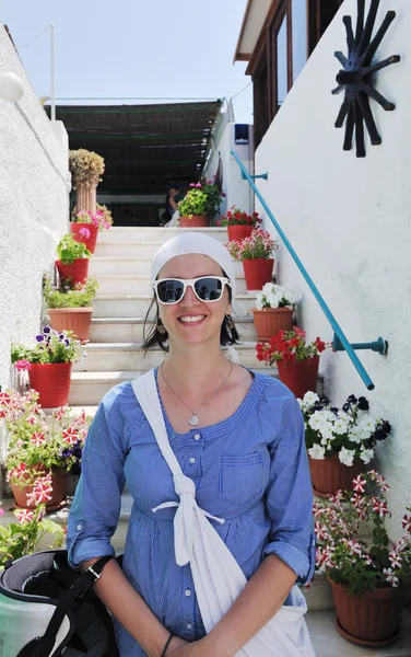 Yunan kadın Oia, Santorini, Yunanistan sokaklarında — Stok fotoğraf