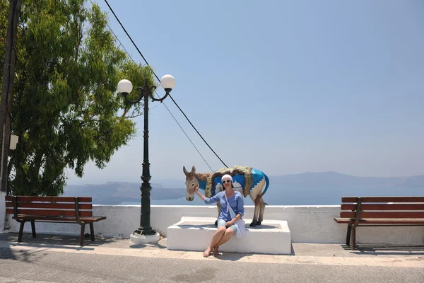 Griekse vrouw op straat in Oia, Santorini, Griekenland — Stockfoto