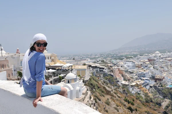 Femme grecque dans les rues d'Oia, Santorin, Grèce — Photo