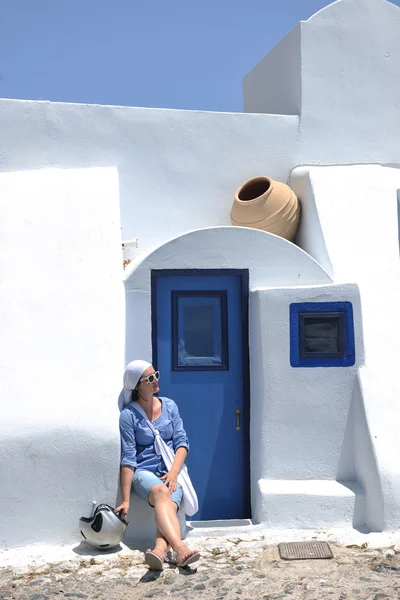 Ελληνίδα στους δρόμους της Οίας, Σαντορίνη, Ελλάδα — Φωτογραφία Αρχείου