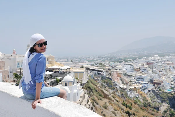 Griekse vrouw op straat in Oia, Santorini, Griekenland — Stockfoto