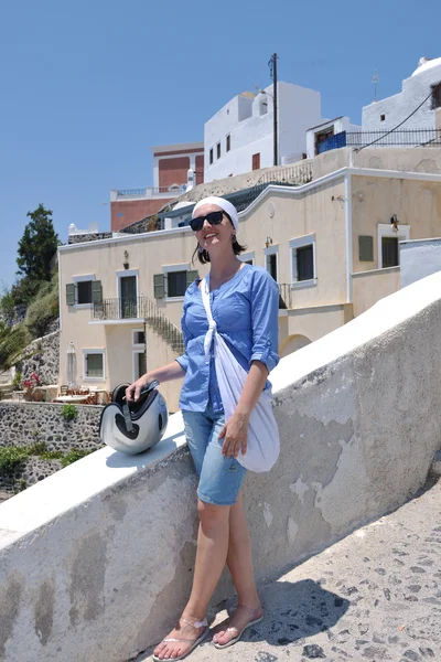 Griekse vrouw op straat in Oia, Santorini, Griekenland — Stockfoto