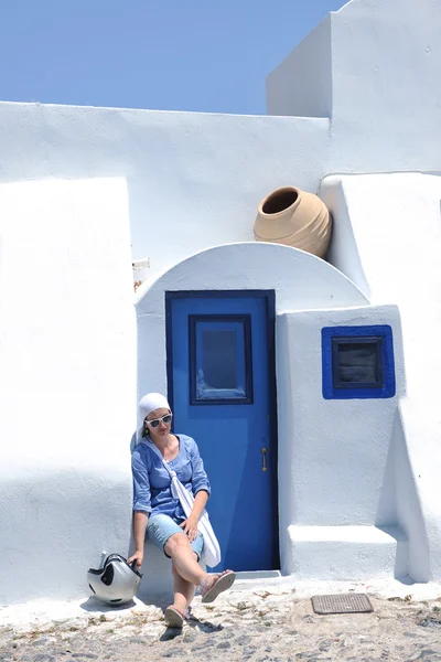 Mujer griega en las calles de Oia, Santorini, Grecia — Foto de Stock