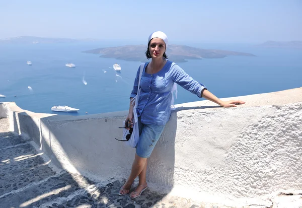 Mujer griega en las calles de Oia, Santorini, Grecia —  Fotos de Stock