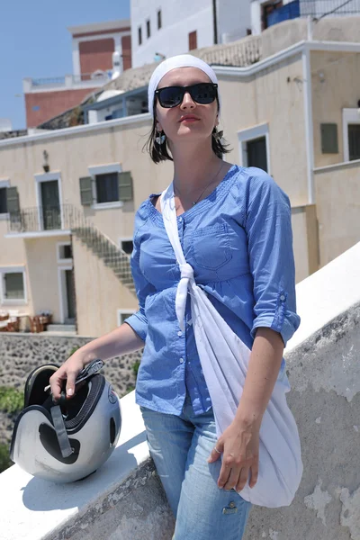 希腊桑托里尼Oia街上的希腊妇女 — 图库照片