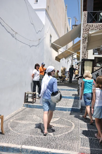 Donna greca per le strade di Oia, Santorini, Grecia — Foto Stock