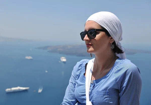 ギリシャのサントリーニ島オアの街のギリシャ人女性 — ストック写真
