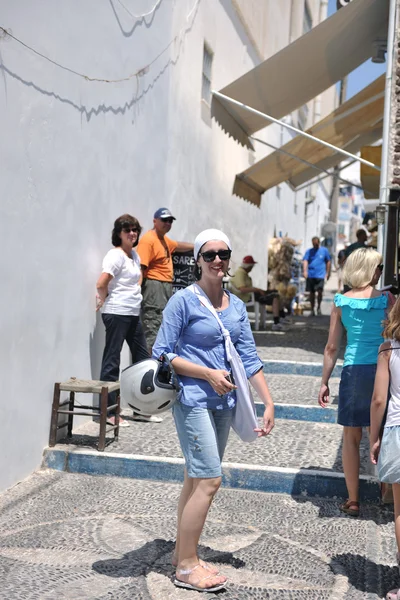 Греческая женщина на улицах Ии, Санторини, Греция — стоковое фото