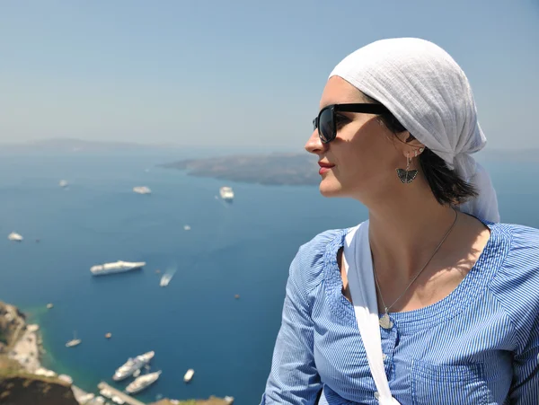 Mujer griega en las calles de Oia, Santorini, Grecia —  Fotos de Stock