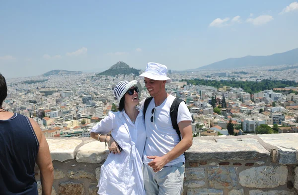 Szczęśliwa para młodych turystów w Grecji — Zdjęcie stockowe