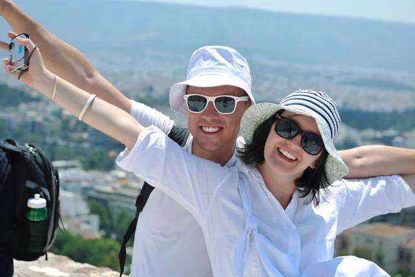 Heureux jeunes touristes en couple en Grèce — Photo