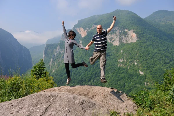 快乐的年轻夫妇，在空气中跳跃 — 图库照片