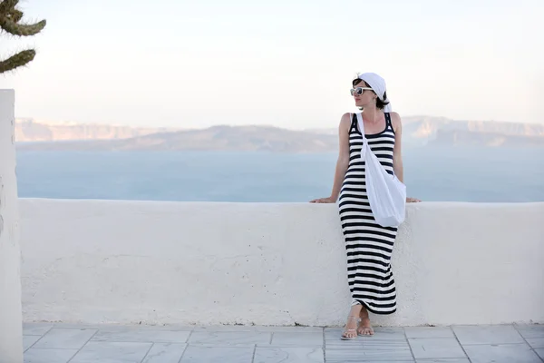 Griechische Frau auf den Straßen von Oia, Santorin, Griechenland — Stockfoto