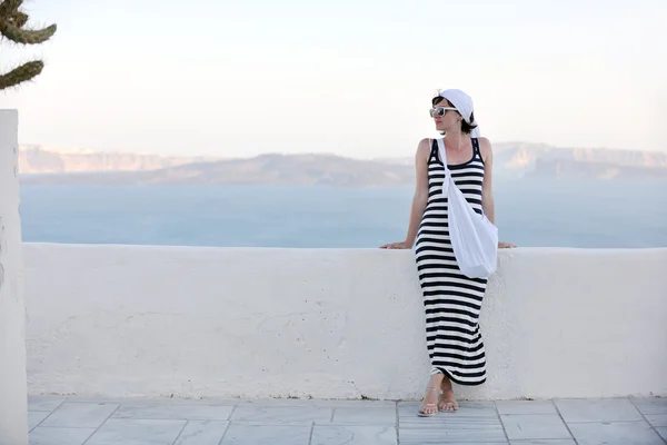 Femme grecque dans les rues d'Oia, Santorin, Grèce — Photo