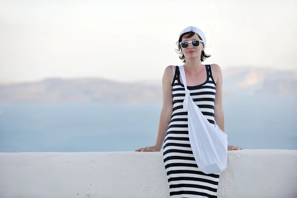 Řecká žena na ulicích Oia, Santorini, Řecko — Stock fotografie