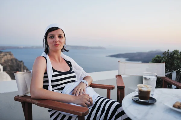 그리스 산토리니, 오이아의 거리에 있는 그리스 여자 — 스톡 사진