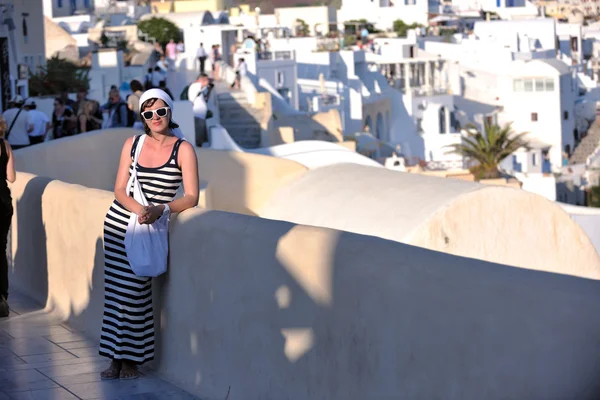 Donna greca per le strade di Oia, Santorini, Grecia — Foto Stock