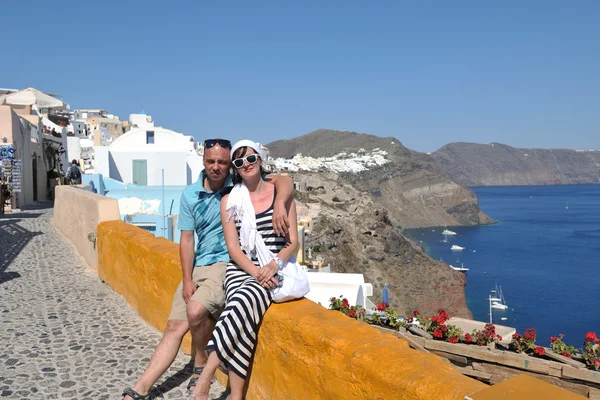Счастливая молодая пара туристов в Греции — стоковое фото