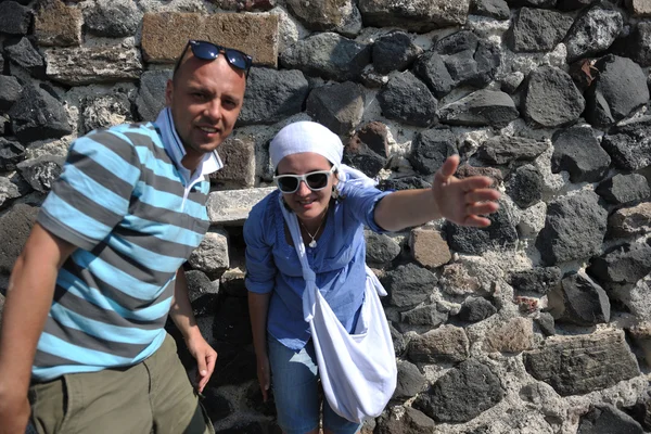 ग्रीस में खुश युवा जोड़े पर्यटक — स्टॉक फ़ोटो, इमेज