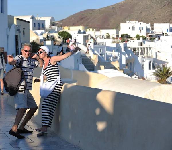 Mujer griega en las calles de Oia, Santorini, Grecia —  Fotos de Stock