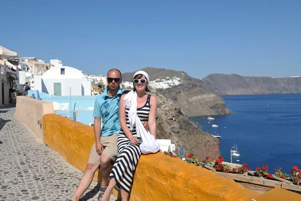 Feliz pareja de turistas jóvenes en Grecia — Foto de Stock
