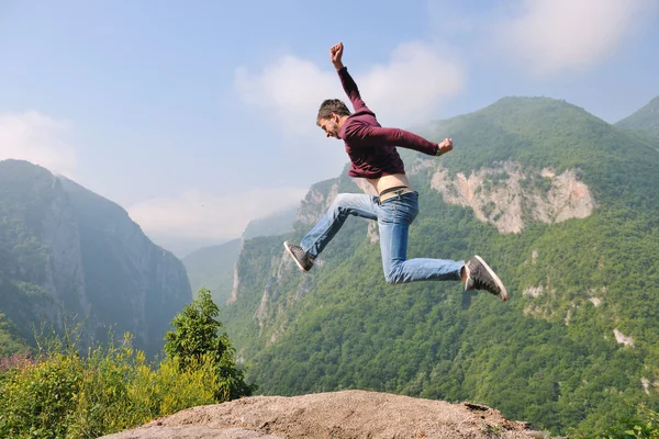 Man springen in de natuur — Stockfoto