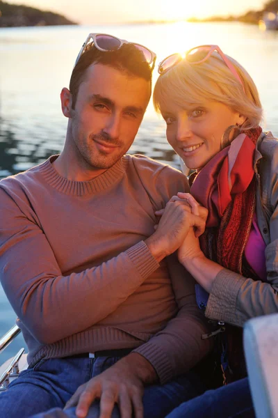 Para zakochanych mieć romantyczny czas na łodzi — Zdjęcie stockowe