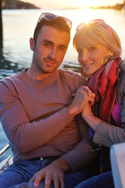 Pareja enamorada tener romántico tiempo en barco —  Fotos de Stock