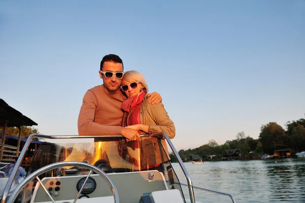 Portret van gelukkige jongeman op boot — Stockfoto